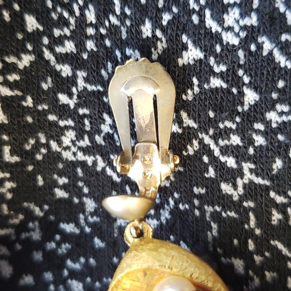 Vintage cultured pearl and gold clip on earrings set - Picture 7 of 8